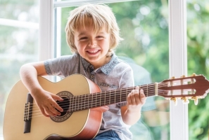 Trẻ em học đàn Guitar cần chuẩn bị những gì?